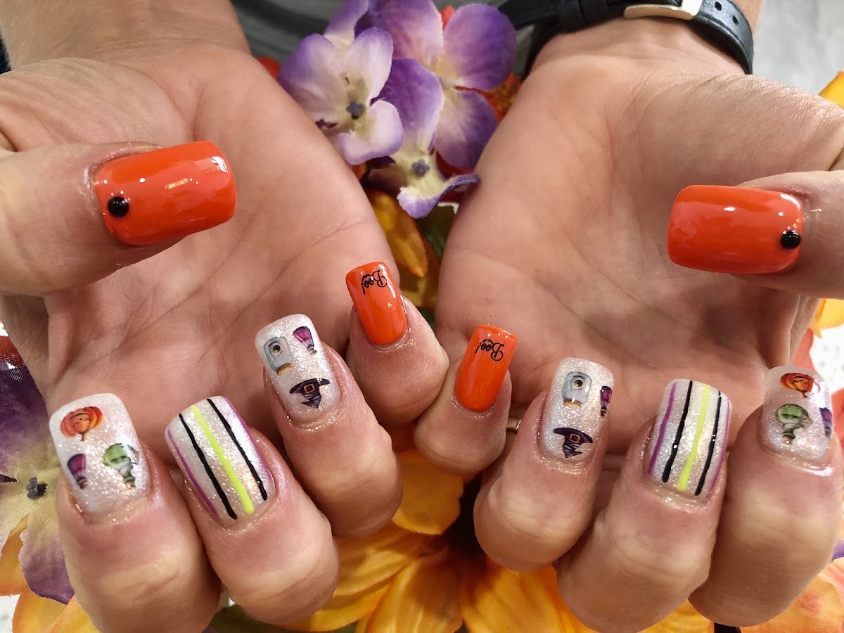 Inside Q Spa - Nails showroom